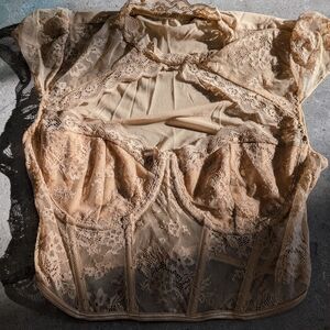 Chic Lace Crop Top - Tan